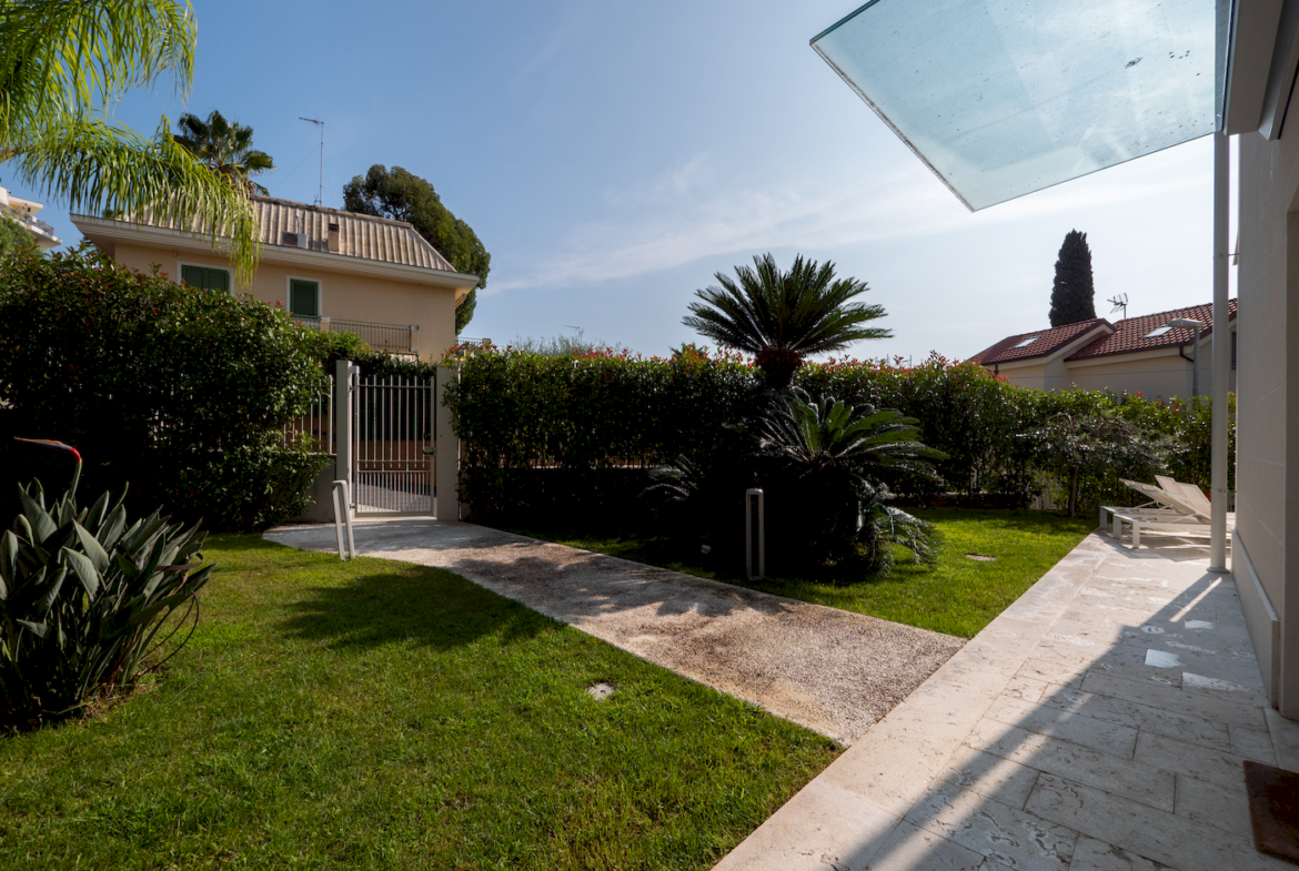 Villa con Piscina Sanremo Via Franco Alfano | Solaro - ingresso giardino