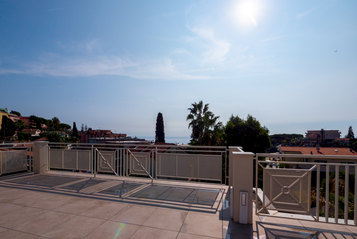 Villa con Piscina Sanremo Via Franco Alfano | Solaro - terrazzo vista mare