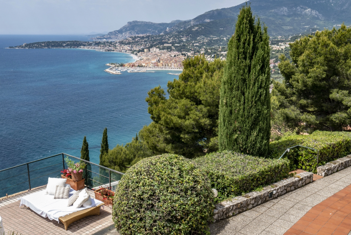 Villa Panoramica Ventimiglia Borgo Grimaldi | Liguria - vialetto panorama golfo mare porto