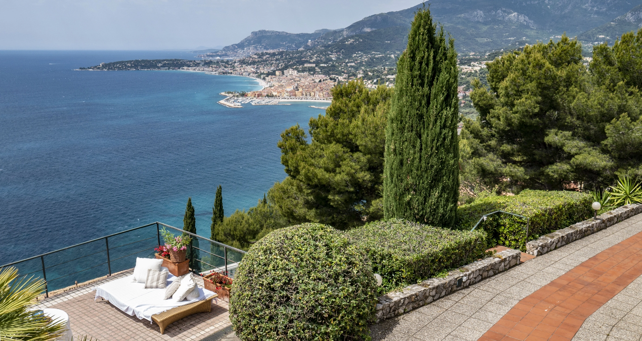 Villa Panoramica Ventimiglia Borgo Grimaldi | Liguria - vialetto panorama golfo mare porto