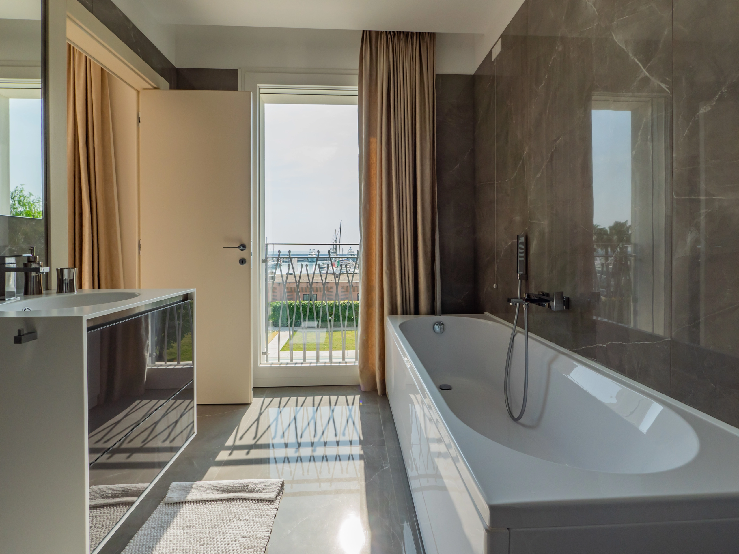 Villa Liberty con Piscina Portosole Sanremo - bagno con vista mare e porto