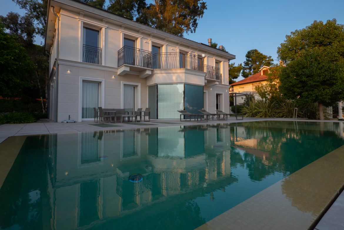 Villa Liberty con Piscina Portosole Sanremo - piscina esterno al tramonto