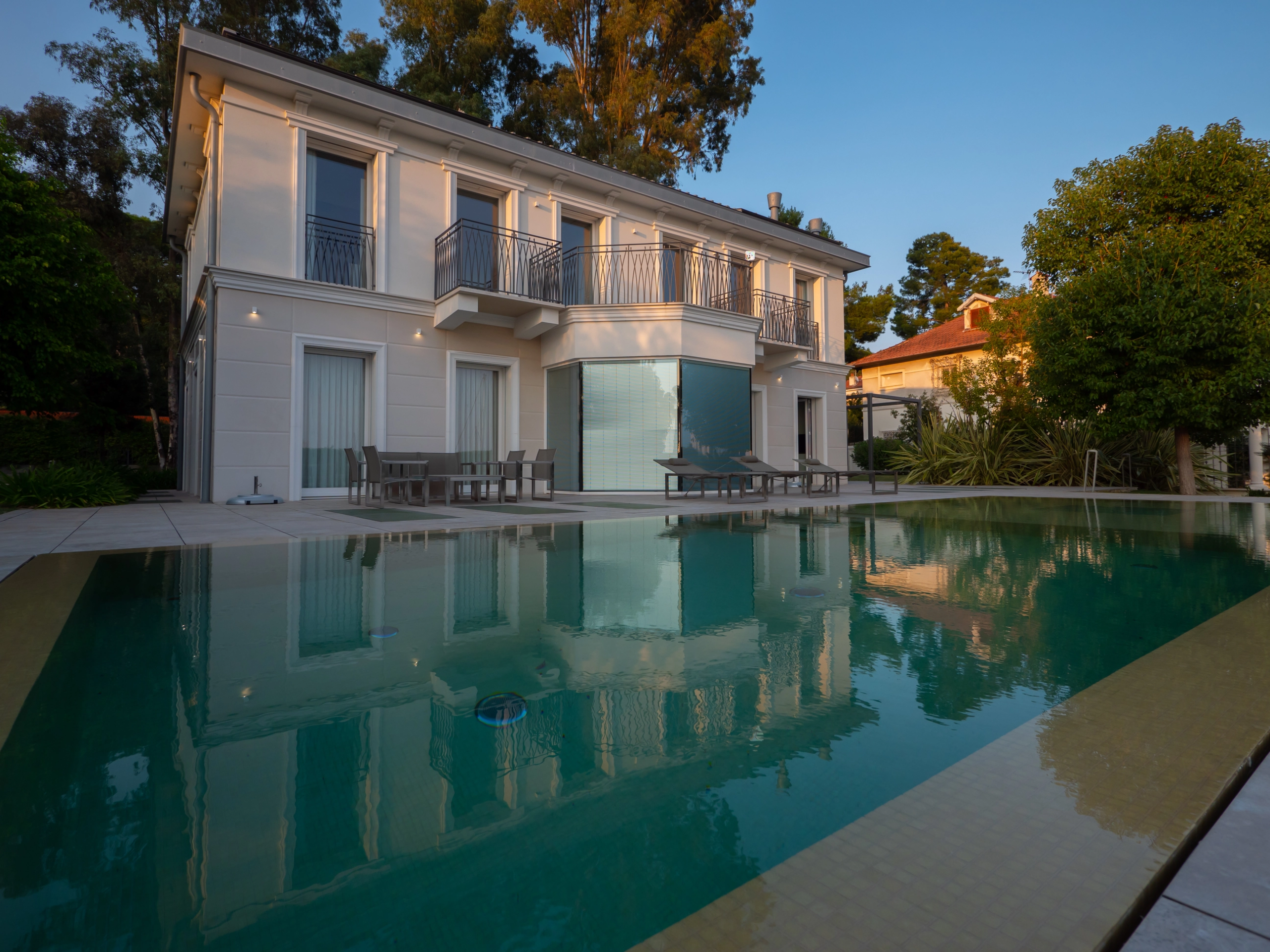 Villa Liberty con Piscina Portosole Sanremo - piscina esterno al tramonto