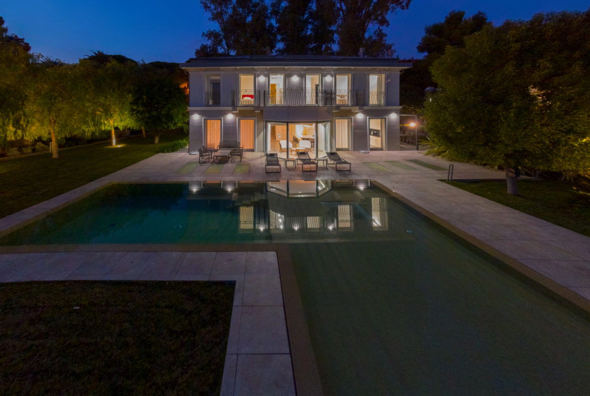 Villa Liberty con Piscina Portosole Sanremo - sera illuminazione piscina, casa e giardino