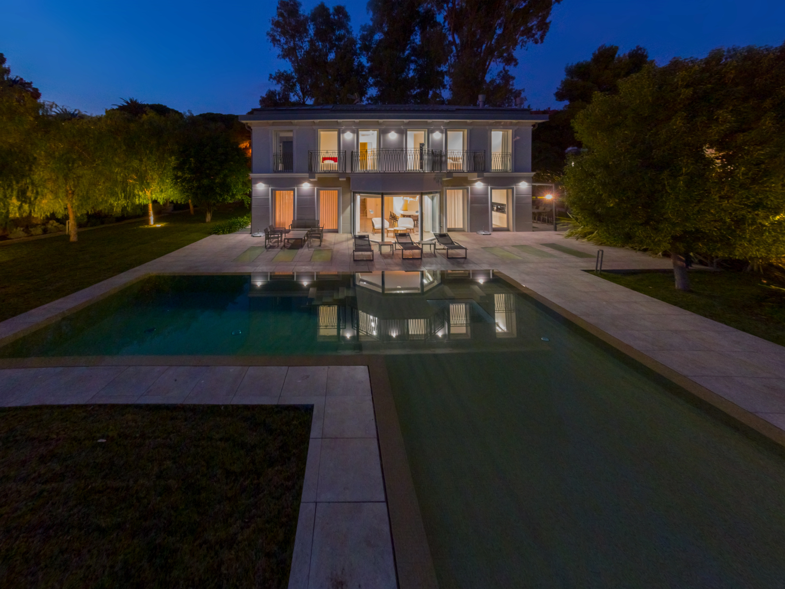 Villa Liberty con Piscina Portosole Sanremo - sera illuminazione piscina, casa e giardino