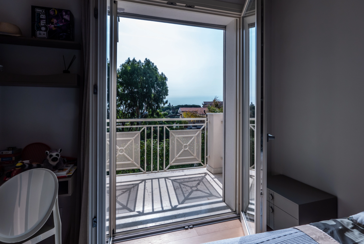 Villa con Piscina Sanremo Via Franco Alfano | camera da letto con balcone e vista panoramica mare