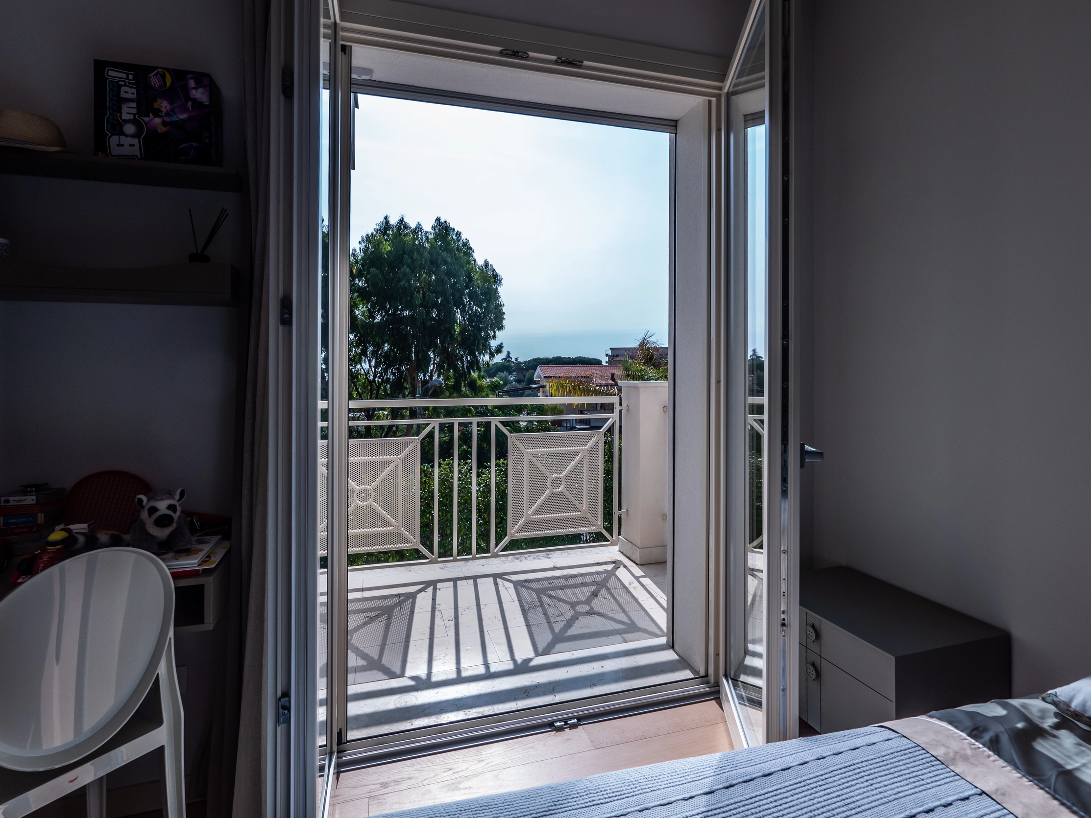 Villa con Piscina Sanremo Via Franco Alfano | camera da letto con balcone e vista panoramica mare