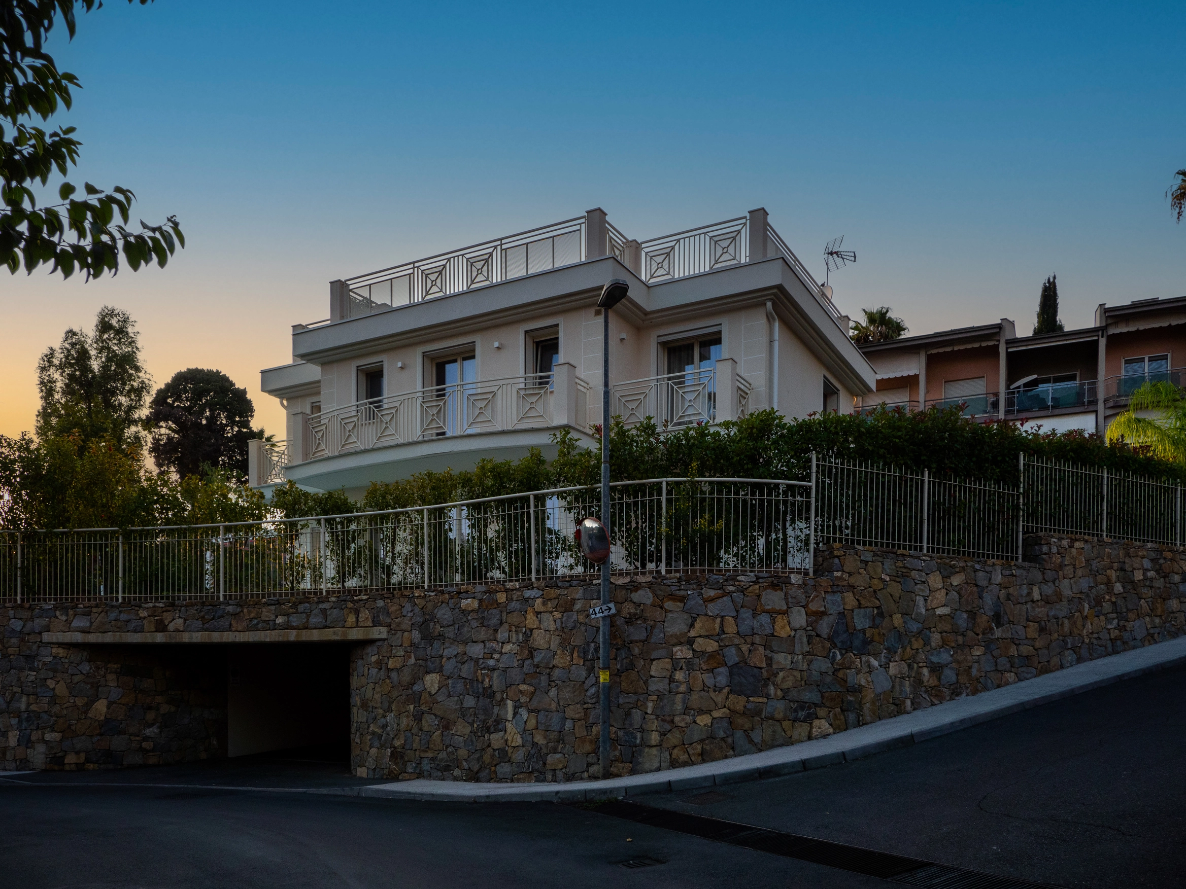 Villa con Piscina Sanremo Via Franco Alfano | Solaro - entrata garage