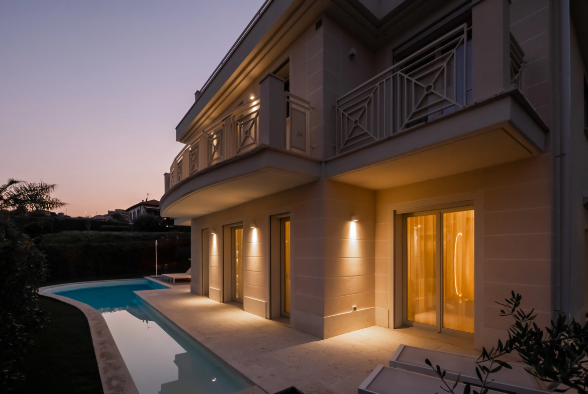 Villa con Piscina Sanremo Via Franco Alfano | Solaro - illuminazione tramonto piscina ed estrerno casa