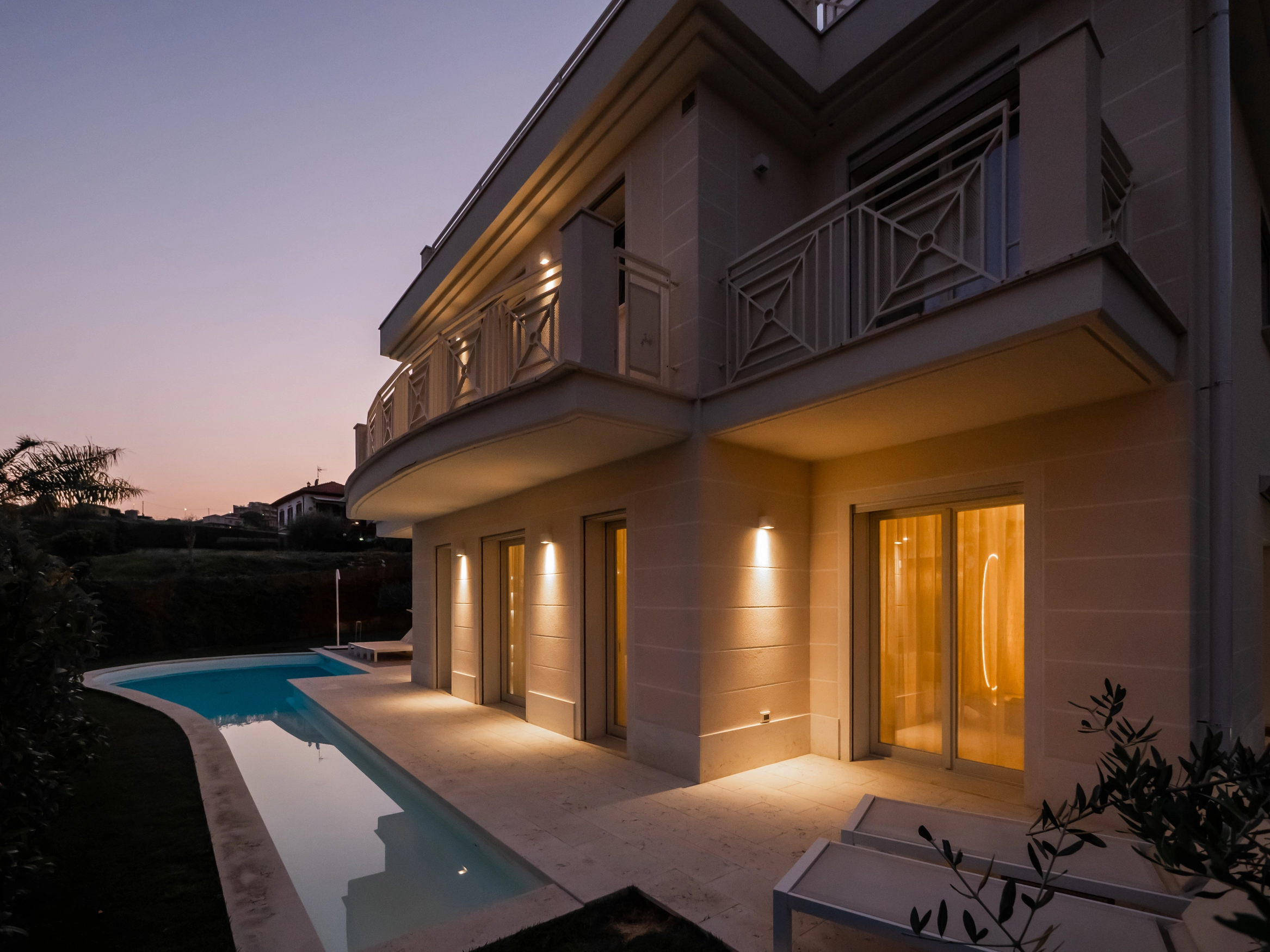 Villa con Piscina Sanremo Via Franco Alfano | Solaro - illuminazione tramonto piscina ed estrerno casa