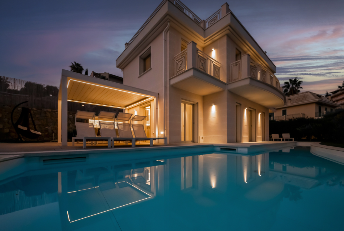 Villa con Piscina Sanremo Via Franco Alfano | Solaro - illuminazione tramonto solarium, veranda, piscina ed esterno casa