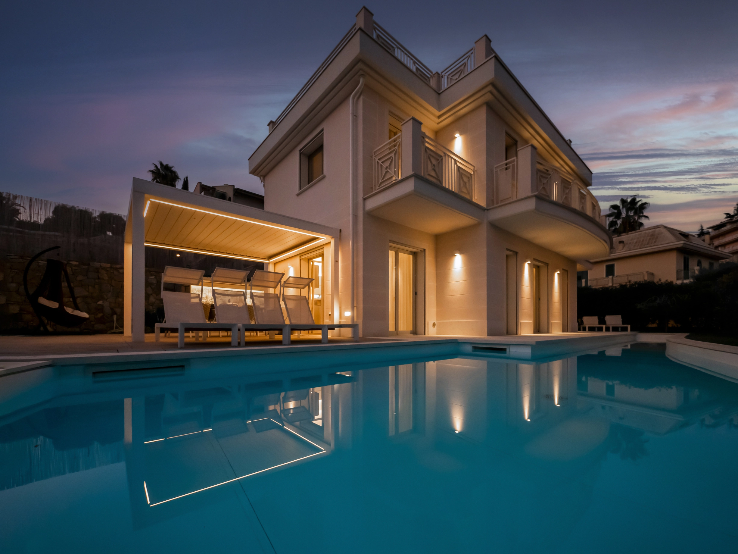 Villa con Piscina Sanremo Via Franco Alfano | Solaro - illuminazione tramonto solarium, veranda, piscina ed esterno casa