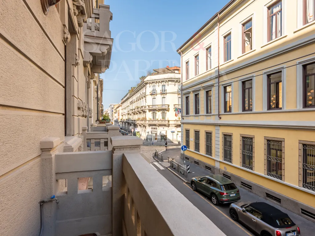 Elegante Dimora Ristrutturata in Palazzo Storico | Via Ariberto 15 Milano | vista balcone sul centro storico