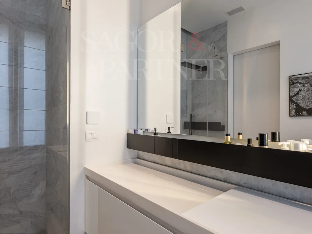 Elegante Dimora Ristrutturata in Palazzo Storico | Via Ariberto 15 Milano | bagno moderno in marmo lavandino