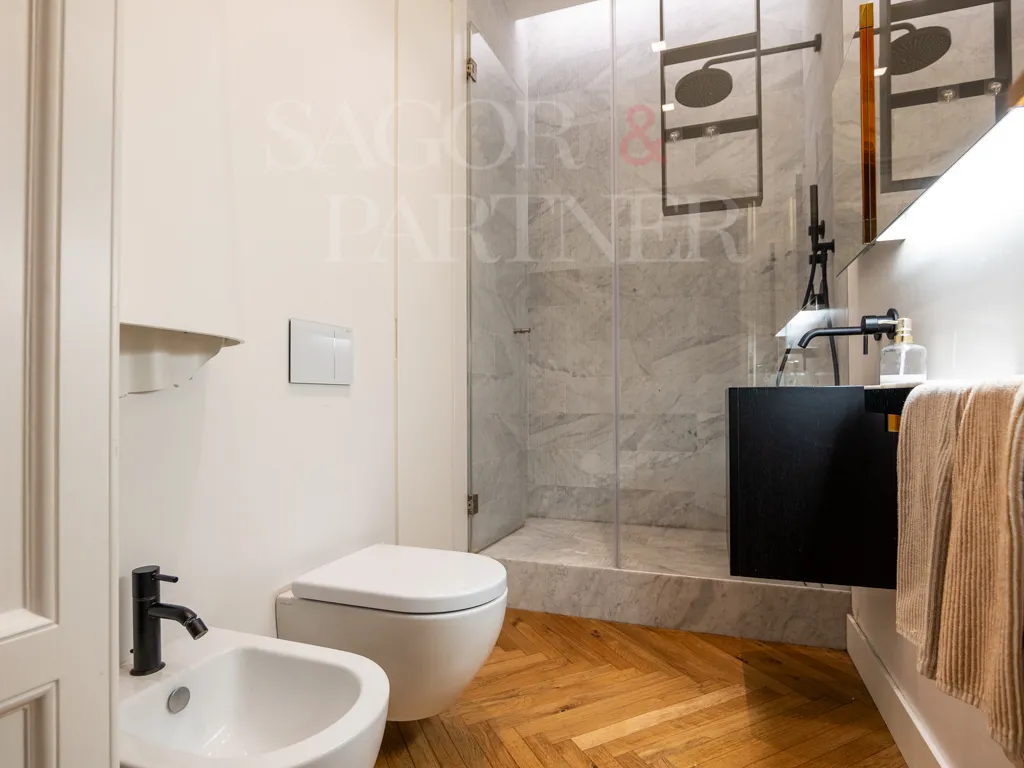 Elegante Dimora Ristrutturata in Palazzo Storico | Via Ariberto 15 Milano | bagno moderno in marmo sanitari