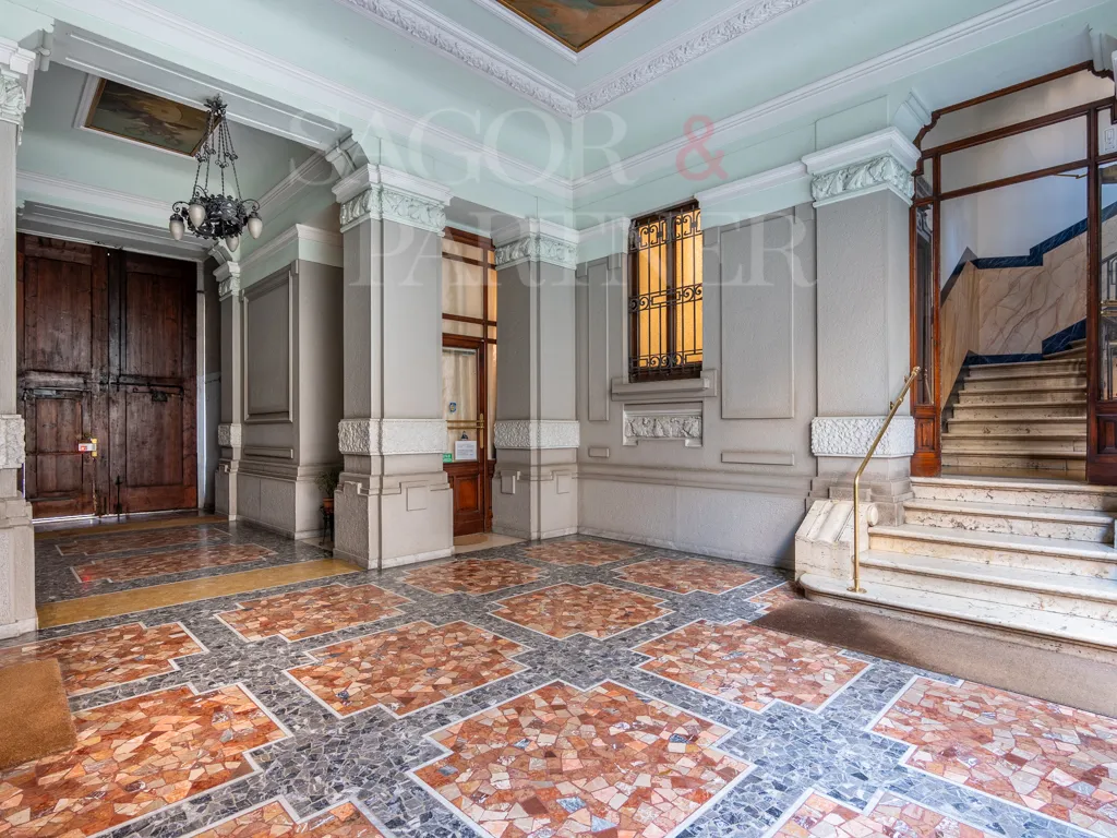 Elegante Dimora Ristrutturata in Palazzo Storico | Via Ariberto 15 Milano | ingresso palazzo marmo portineria affreschi