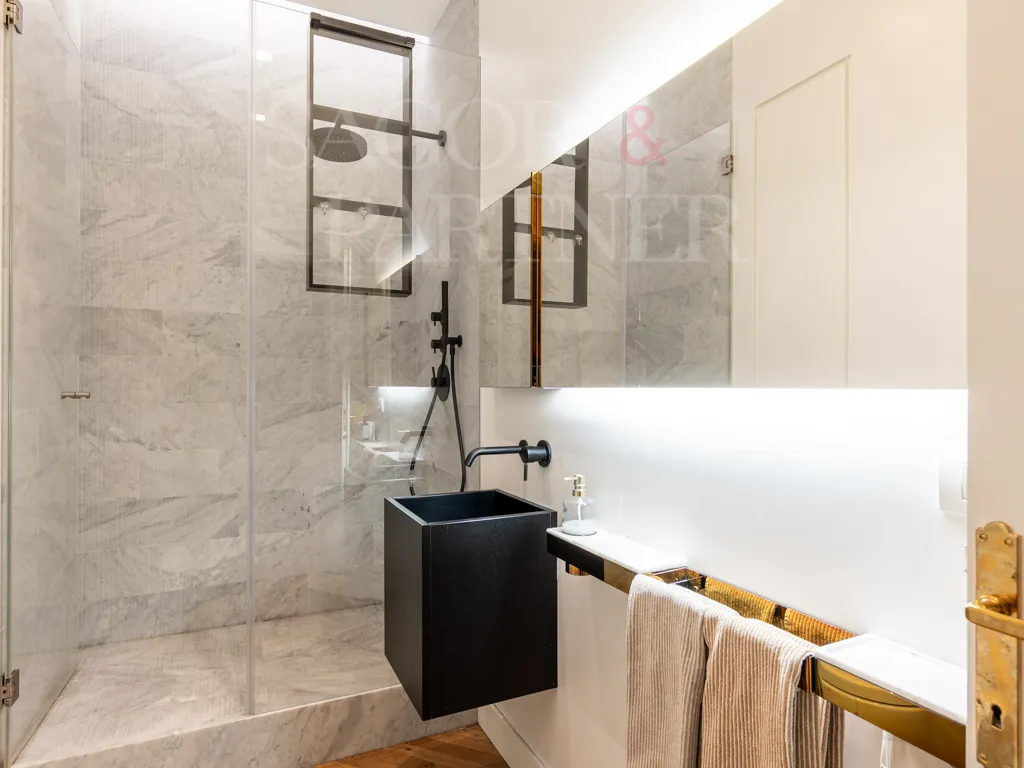 Elegante Dimora Ristrutturata in Palazzo Storico | Via Ariberto 15 Milano | bagno moderno in marmo