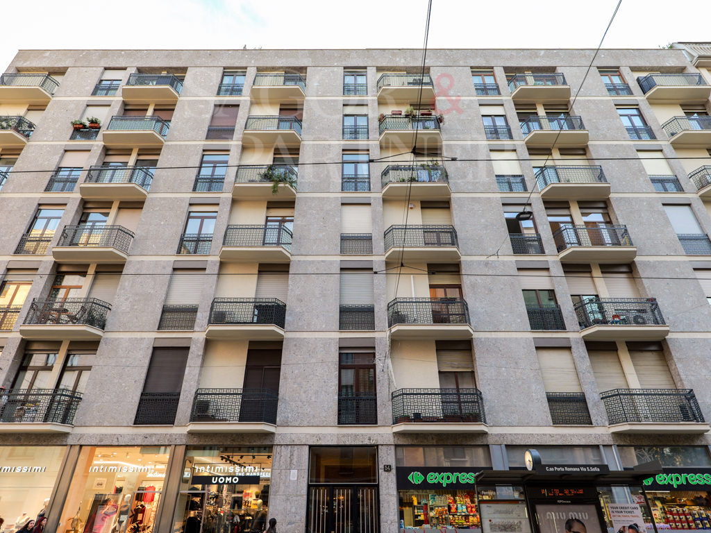 Porta Romana Splendido Trilocale Piano Alto | facciata edificio ristrutturata esterno